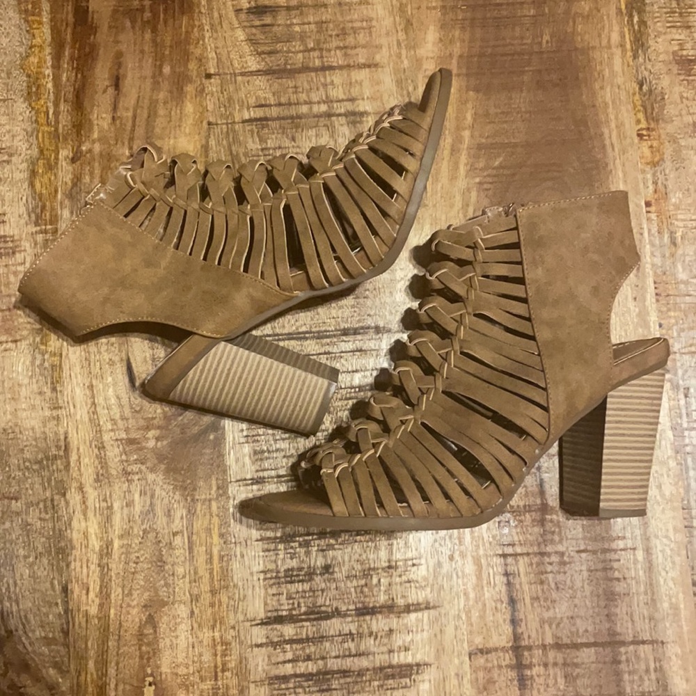 Women’s New Directions Brown Taupe heels sandals size 8.5
